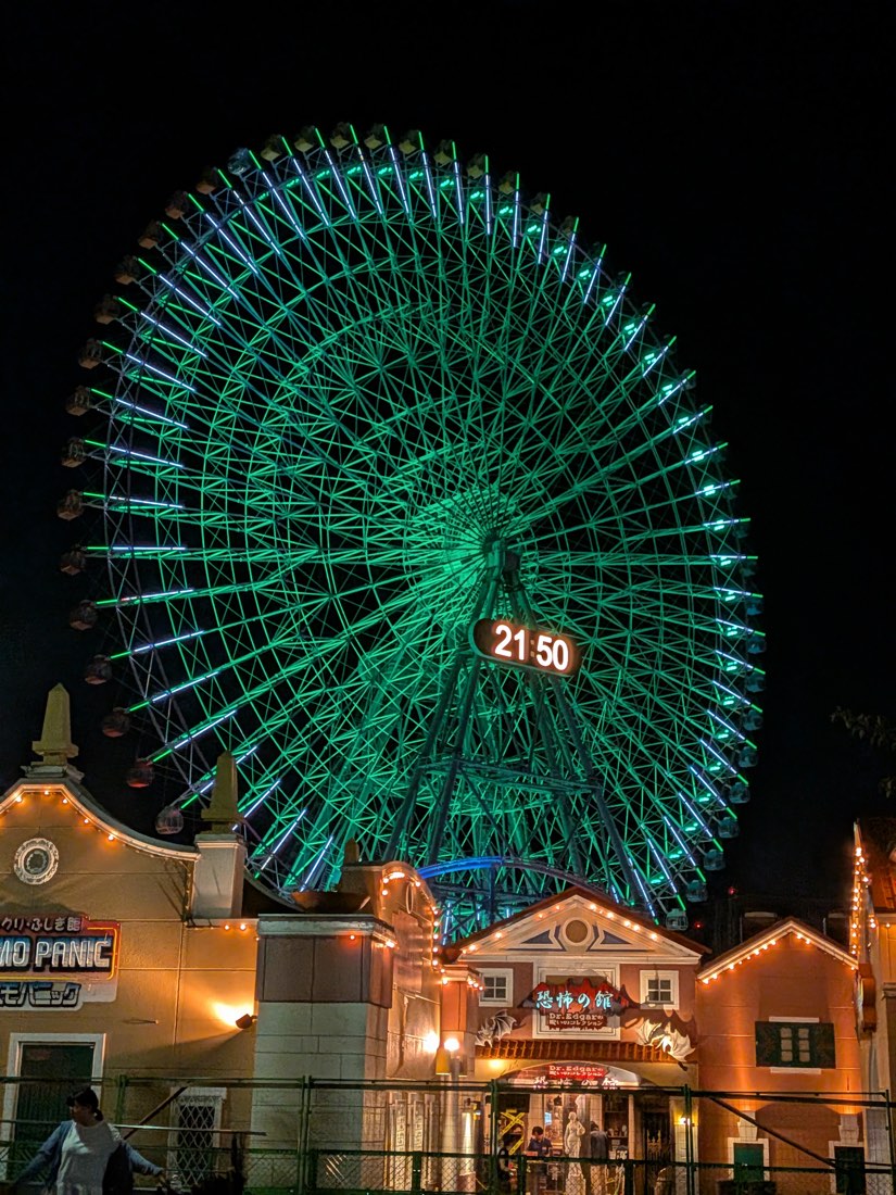 The great ferris wheel of Yokohama at night