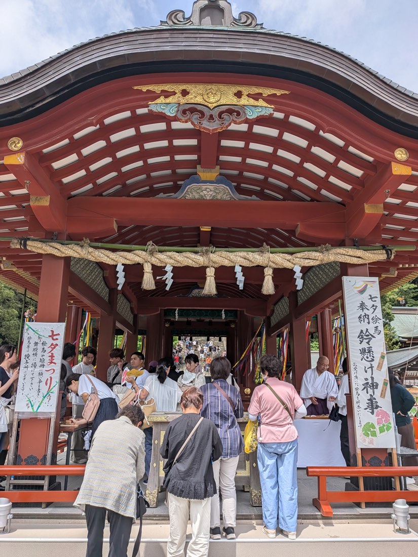 Visitors at Tsurugaoka Hachimangu