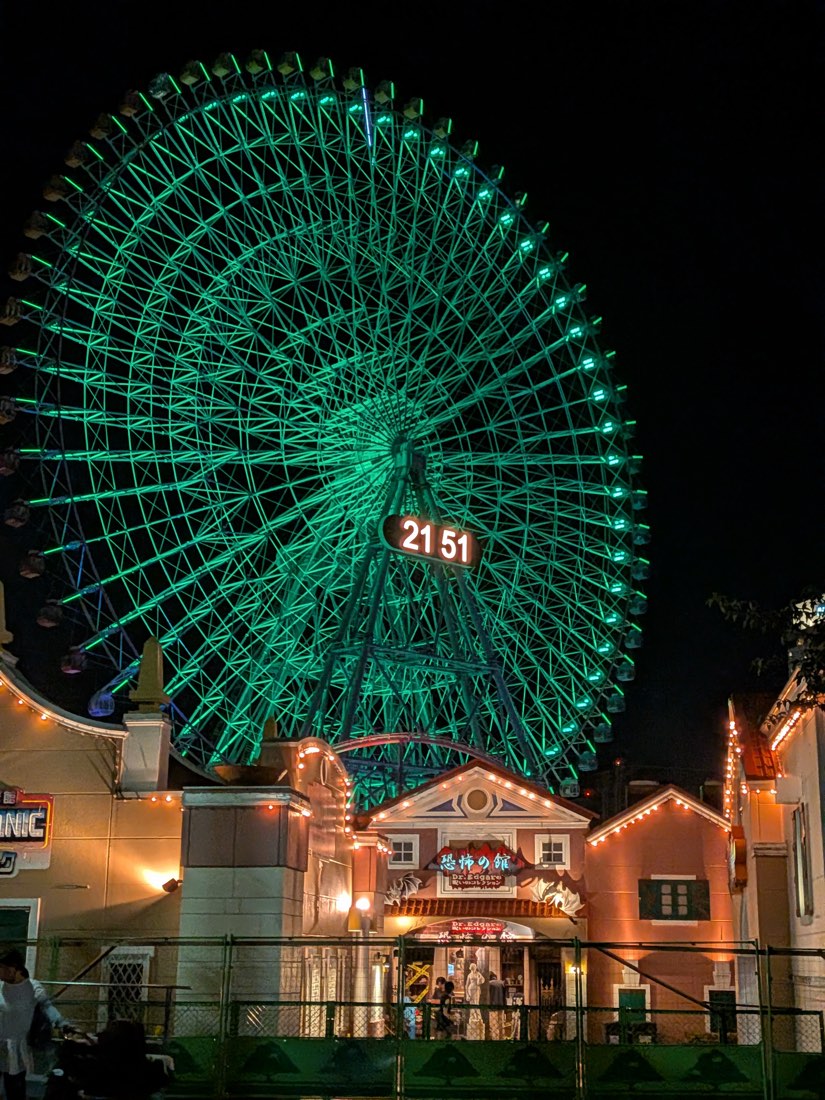 The great ferris wheel of Yokohama at night